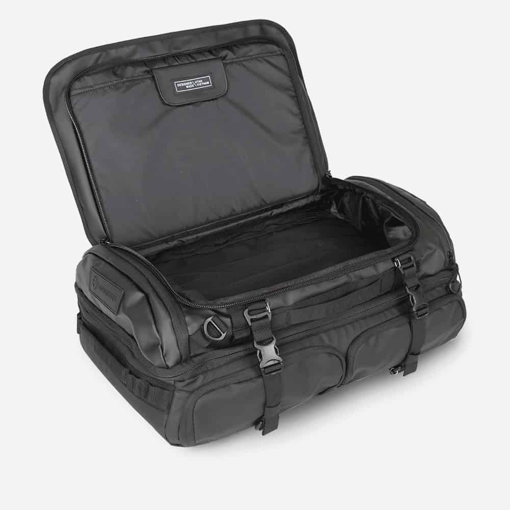 Wandrd Hexad Access Duffel Laptop pocket in main compartment.