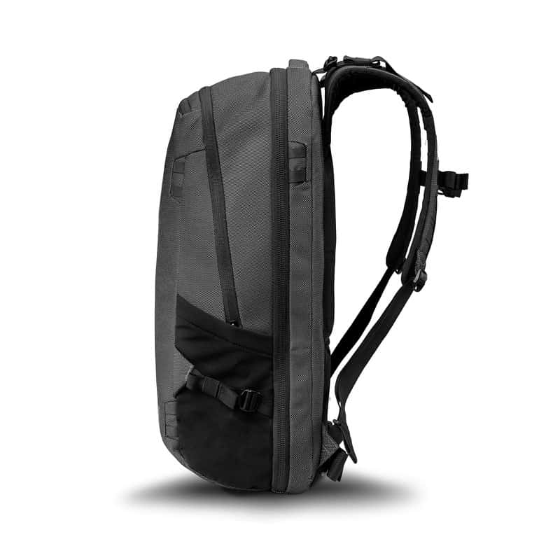 Heimplanet Transit Travel Pack A medium size travel bag made with solid materials.